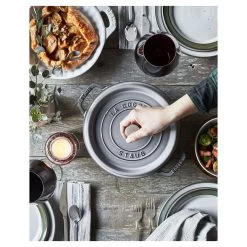 Staub Gietijzeren Braadpan 24 Cm / 3,8 L, Rond, Grafietgrijs 11 Staub Gietijzeren Braadpan 24 Cm / 3,8 L, Rond, Grafietgrijs -Thuis Keuken 750030969