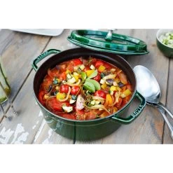 Staub Gietijzeren Braadpan 26 Cm / 5,25 L, Rond, Basilicum 11 Staub Gietijzeren Braadpan 26 Cm / 5,25 L, Rond, Basilicum -Thuis Keuken 750032316